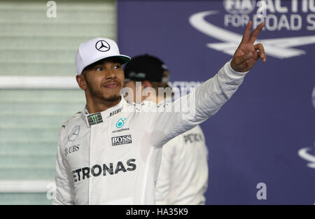 Mercedes Lewis Hamilton feiert Qualifikation in der Pole-Position am Yas Marina Circuit in Abu Dhabi. Stockfoto