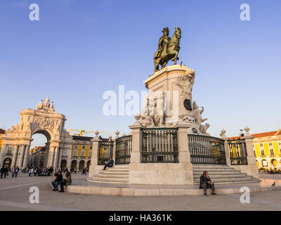 Praça Comercio mit der Statue von König José i. im Zentrum von Lissabon, Portugal, bei Sonnenuntergang. Stockfoto