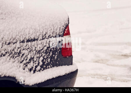 Rückseite eines Autos sind nach Schneefall mit Schnee bedeckt. Nahaufnahme Stockfoto