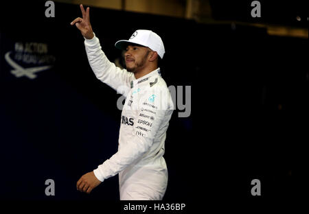 Mercedes Lewis Hamilton erkennt das Publikum nach der Qualifikation auf Pole-Position auf dem Yas Marina Circuit in Abu Dhabi. Stockfoto