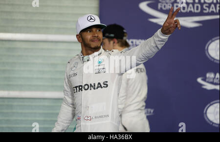 Mercedes Lewis Hamilton erkennt das Publikum nach der Qualifikation auf Pole-Position auf dem Yas Marina Circuit in Abu Dhabi. Stockfoto