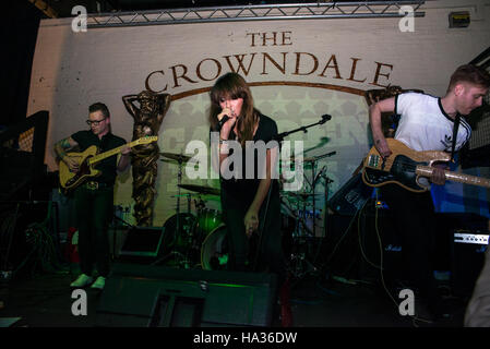 London, UK. 25. November 2016. Die Au-Revoirs spielen bei der Crowndale, Camden. Sie sind ein Alt/Indiepop/vier Stück von Brighton. Lucie Barât (Gesang), Cammy Angus (Gitarre), Paul Coleman (Schlagzeug), Laurance Brücke (Bassgitarre). Bildnachweis: Alberto Pezzali/Pacific Press/Alamy Live-Nachrichten Stockfoto