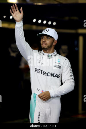 Mercedes Lewis Hamilton erkennt das Publikum nach der Qualifikation auf Pole-Position auf dem Yas Marina Circuit in Abu Dhabi. Stockfoto