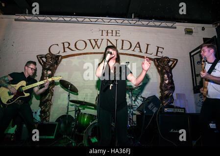 London, UK. 25. November 2016. Die Au-Revoirs spielen bei der Crowndale, Camden. Sie sind ein Alt/Indiepop/vier Stück von Brighton. Lucie Barât (Gesang), Cammy Angus (Gitarre), Paul Coleman (Schlagzeug), Laurance Brücke (Bassgitarre). Bildnachweis: Alberto Pezzali/Pacific Press/Alamy Live-Nachrichten Stockfoto