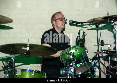 London, UK. 25. November 2016. Die Au-Revoirs spielen bei der Crowndale, Camden. Sie sind ein Alt/Indiepop/vier Stück von Brighton. Lucie Barât (Gesang), Cammy Angus (Gitarre), Paul Coleman (Schlagzeug), Laurance Brücke (Bassgitarre). Bildnachweis: Alberto Pezzali/Pacific Press/Alamy Live-Nachrichten Stockfoto