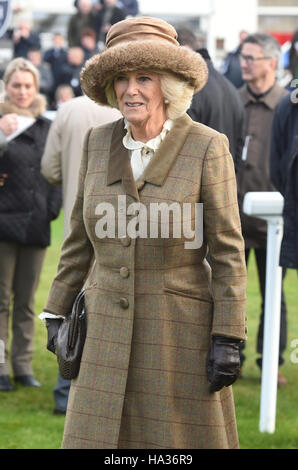 Die Herzogin von Cornwall besucht den 60. Betrieb des Hennessy Gold Cup in Newbury Racecourse in Newbury. Stockfoto