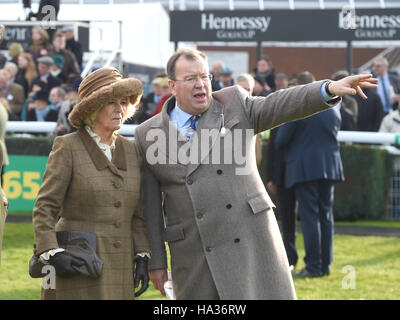 Die Herzogin von Cornwall besucht den 60. Betrieb des Hennessy Gold Cup in Newbury Racecourse in Newbury. Stockfoto