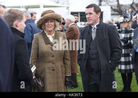 Die Herzogin von Cornwall mit AP McCoy als sie den 60. Betrieb des Hennessy Gold Cup in Newbury Racecourse in Newbury besucht. Stockfoto