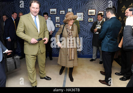 Die Herzogin von Cornwall besucht den 60. Betrieb des Hennessy Gold Cup in Newbury Racecourse in Newbury. Stockfoto