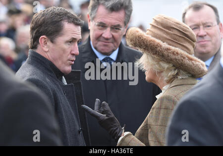 Die Herzogin von Cornwall mit AP McCoy als sie den 60. Betrieb des Hennessy Gold Cup in Newbury Racecourse in Newbury besucht. Stockfoto