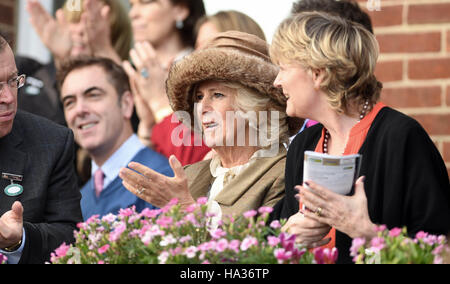 Die Herzogin von Cornwall besucht den 60. Betrieb des Hennessy Gold Cup in Newbury Racecourse in Newbury. Stockfoto