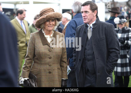 Die Herzogin von Cornwall mit AP McCoy als sie den 60. Betrieb des Hennessy Gold Cup in Newbury Racecourse in Newbury besucht. Stockfoto