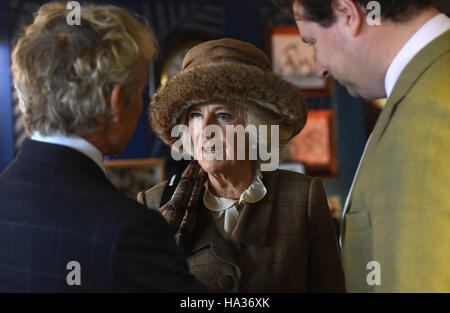 Die Herzogin von Cornwall besucht den 60. Betrieb des Hennessy Gold Cup in Newbury Racecourse in Newbury. Stockfoto