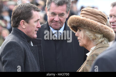 Die Herzogin von Cornwall mit AP McCoy als sie den 60. Betrieb des Hennessy Gold Cup in Newbury Racecourse in Newbury besucht. Stockfoto