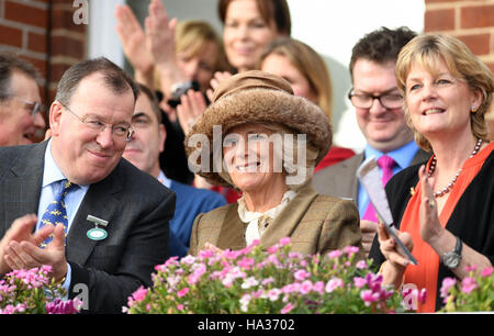 Die Herzogin von Cornwall besucht den 60. Betrieb des Hennessy Gold Cup in Newbury Racecourse in Newbury. Stockfoto