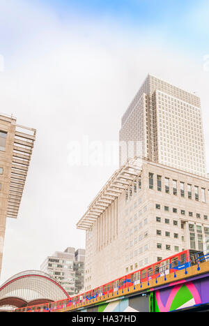 DLR-Zug verlassen Canary wharf dlr Station, Kanada quadratischen Turm im Hintergrund Stockfoto