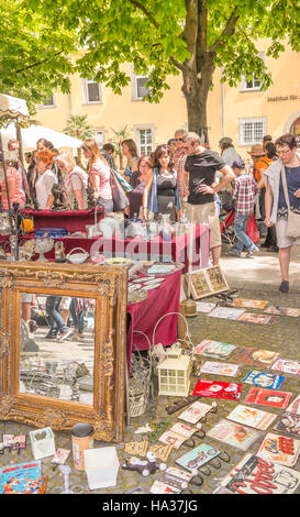 Menschen auf der Suche an Flohmarkt-Ständen auf traditionelle Stuttgart Frühling Flohmarkt Stockfoto