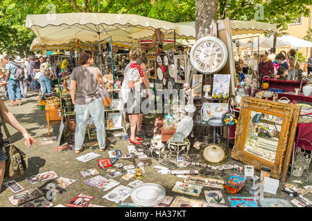 Personen an Flohmarkt-Stände auf traditionelle Stuttgart Frühling Flohmarkt, Stuttgart, Baden-Württemberg, Deutschland Stockfoto