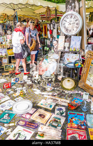Menschen auf der Suche an Flohmarkt-Ständen auf traditionelle Stuttgart Frühling Flohmarkt Stockfoto