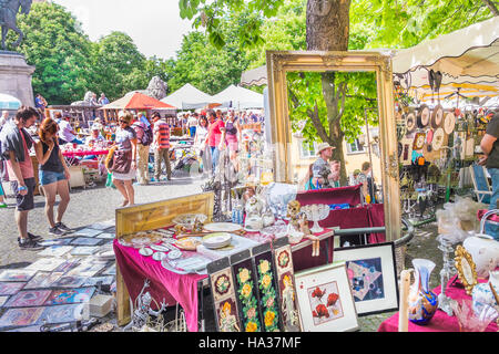 Menschen auf der Suche an Flohmarkt-Ständen auf traditionelle Stuttgart Frühling Flohmarkt Stockfoto