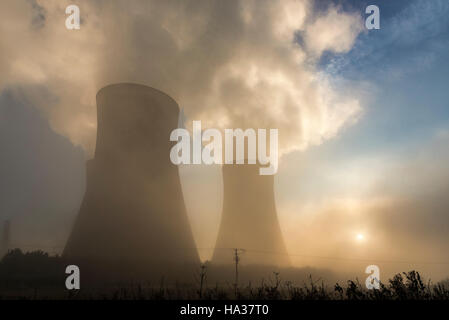 Fiddlers Kohlekraftwerk Ferry Kraftwerk im Nebel. Cuerdley. Widnes Cheshire. Nordwestengland. Stockfoto