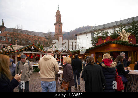 Weihnachtsmarkt in der deutschen Stadt Heidelberg. Stockfoto