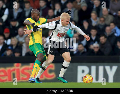 Norwich City Alexander Tettey (links) und Derby County Will Hughes Kampf um den Ball während der Himmel Bet Meisterschaft match bei der iPro-Stadion, Derby. Stockfoto