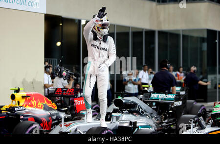 Mercedes Lewis Hamilton erkennt das Publikum nach der Qualifikation auf Pole-Position auf dem Yas Marina Circuit in Abu Dhabi. Stockfoto