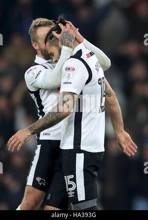 Derby County Bradley Johnson (rechts) feiert scoring seiner Seite erste Tor des Spiels mit Teamkollege Johnny Russell während der Himmel Bet Meisterschaftsspiel in der iPro-Stadion, Derby. Stockfoto