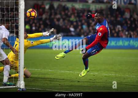 Crystal Palace Christian Benteke erzielt seine Seiten vierten Tor in der Premier-League-Spiel im Liberty Stadium Swansea. Stockfoto