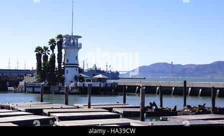 SAN FRANCISCO, USA – 5. Oktober 2014: Pier 39 am Fishermans Wharf, Forbes Island in der Bucht Stockfoto