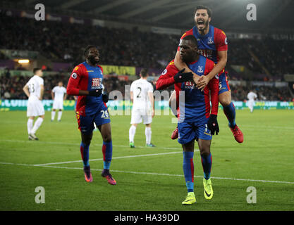 Crystal Palace Christian Benteke feiert Tor seine Seiten vierte mit der Mannschaft in der Premier-League-Spiel im Liberty Stadium Swansea. Stockfoto