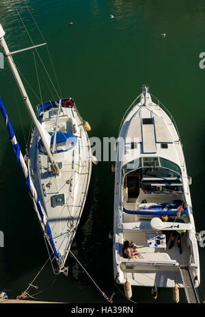 Personen an Bord der Luxus-Yacht und Segelboot von oben. Benalmadena, Spanien. Stockfoto