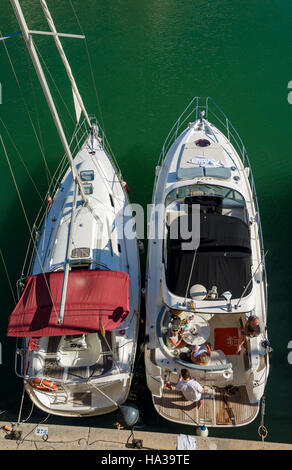 Menschen Essen und trinken auf Luxus-Yacht und Segelboot von oben. Benalmadena, Spanien. Stockfoto