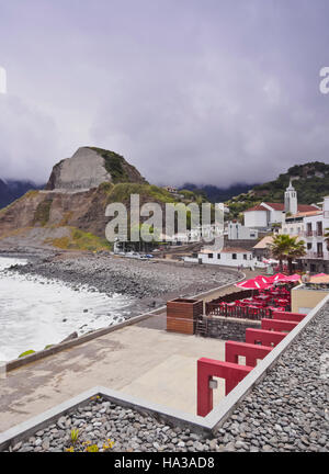 Portugal, Madeira, Blick auf die Küste in Porto da Cruz. Stockfoto