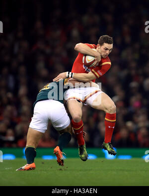 Südafrikas Rohan Janse van Rensburg befasst sich mit George North Wales während des Spiels Herbst International im Fürstentum Stadium, Cardiff. Stockfoto