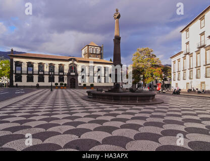 Portugal, Madeira, Funchal, Blick auf die Praca Municipio. Stockfoto