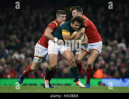 Südafrikas Rohan Janse van Rensburg (Mitte) von Wales' Scott Williams (links) und Dan Biggar (rechts) während des Spiels Herbst International im Fürstentum Stadium, Cardiff in Angriff genommen wird. Stockfoto