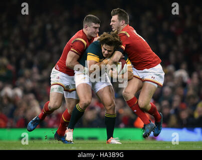 Südafrikas Rohan Janse van Rensburg (Mitte) von Wales' Scott Williams (links) und Dan Biggar (rechts) während des Spiels Herbst International im Fürstentum Stadium, Cardiff in Angriff genommen wird. Stockfoto