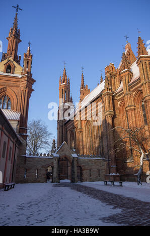 St.-Anna Kirche und die Kirche des Klosters Bernardine unter Schnee in Vilnius, Litauen. Stockfoto