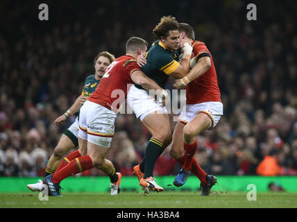 Südafrikas Rohan Janse van Rensburg (Mitte) von Wales' Scott Williams (links) und Dan Biggar (rechts) während des Spiels Herbst International im Fürstentum Stadium, Cardiff in Angriff genommen wird. Stockfoto