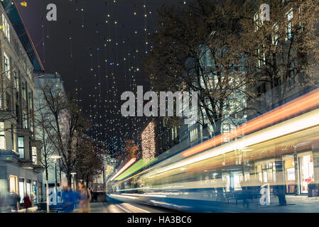 Weihnachts-shopping in der dekorierten Zürich Bahnhofstrasse - 2 Stockfoto