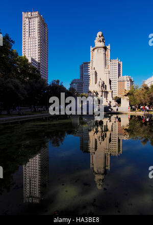 Spanien, Madrid, Ansicht von Miguel de Cervantes Saavedra Monument auf der Plaza Espana. Stockfoto