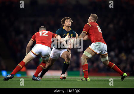 Südafrikas Rohan Janse van Rensburg von Wales' Scott Williams (links) und Ross Moriarty (rechts) während des Spiels Herbst International im Fürstentum Stadium, Cardiff in Angriff genommen wird. Stockfoto