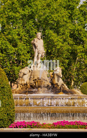 Spanien, Madrid, Paseo del Prado, Blick auf den Brunnen von Neptun. Stockfoto