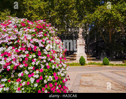 Spanien, Madrid, Paseo del Prado, Blick auf den Brunnen des Apollo. Stockfoto