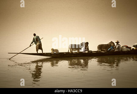 Mopti, Mali, Afrika - 26. Januar 1992 - das Bani Fluss fließt in den Fluss Niger, Pirogen und Fischmärkten entlang des Hafens Stockfoto