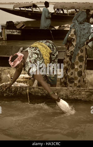 Mopti, Mali, Afrika - 26. Januar 1992 - das Bani Fluss fließt in den Fluss Niger, Pirogen und Fischmärkten entlang des Hafens Stockfoto