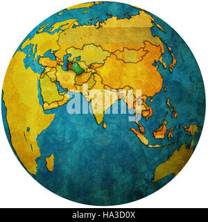 über weiße Territorium Turkmenistans mit Flagge auf Globuskarte isoliert Stockfoto