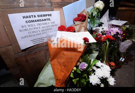 Tribute und Blumen bleiben während ein Kerzenlicht-Mahnwache vor der kubanischen Botschaft in Holborn, London, für ehemalige kubanische Staatschef Fidel Castro starb im Alter von 90. Stockfoto